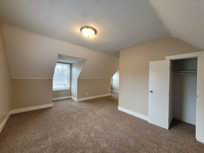 Building Photo - 2 Bedroom, 1 Bathroom home with front porch and fenced yard!