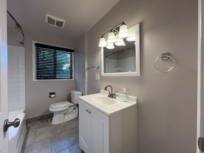 Building Photo - Charming Single-Level 3 Bedroom Home with Spacious Fenced Backyard, Landscaping Included & Great ...