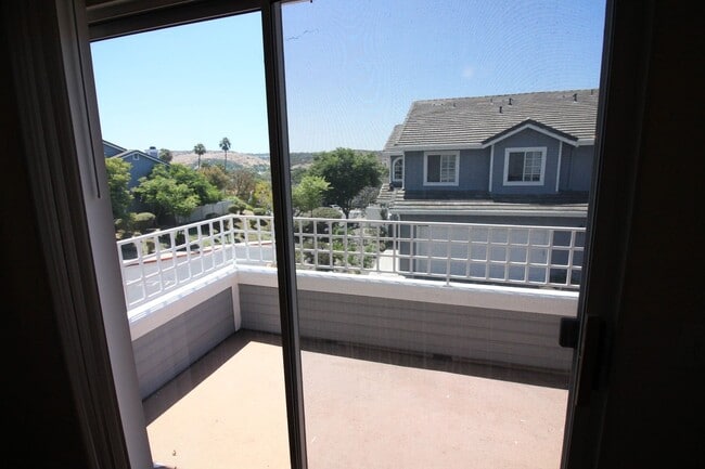 Building Photo - 2 bedroom end unit townhouse