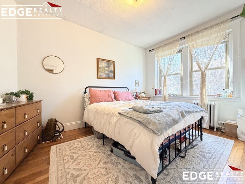 Building Photo - 239 Kelton St