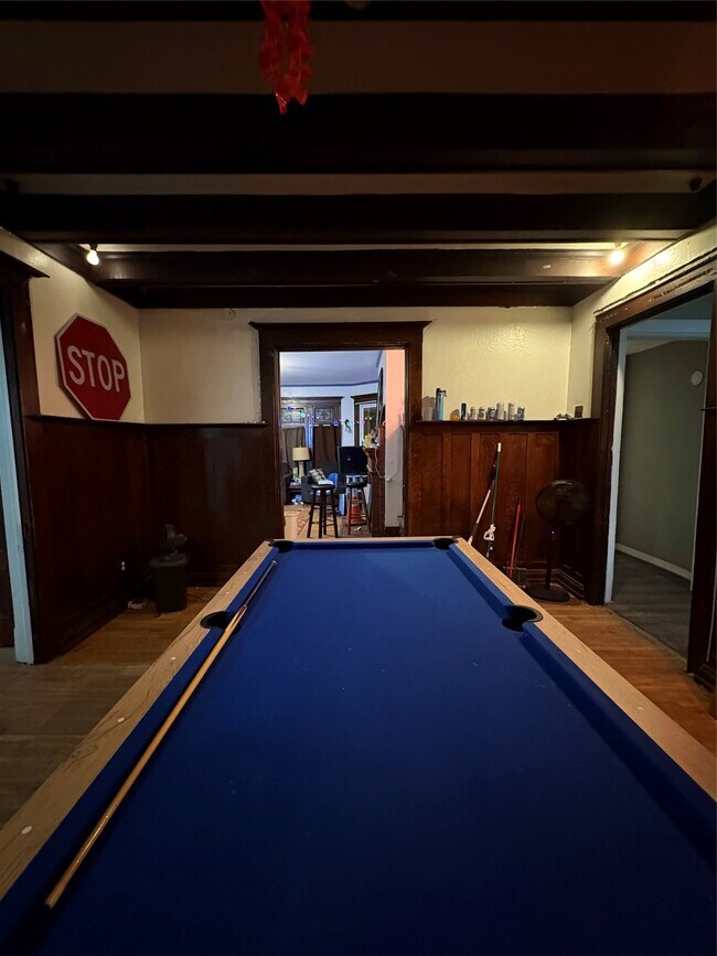 Building Photo - 121 Oak St