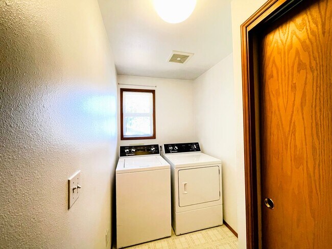 Building Photo - Recently updated Lynnwood Rambler in a quiet cul-de-sac