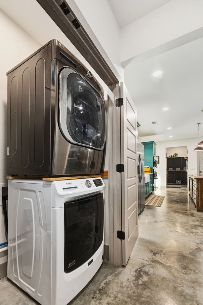 Building Photo - 149 NW Campbell Loop