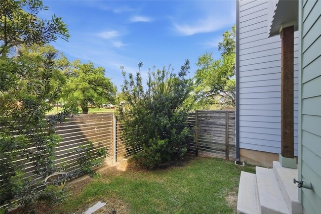 Building Photo - 814 N Bluff Dr