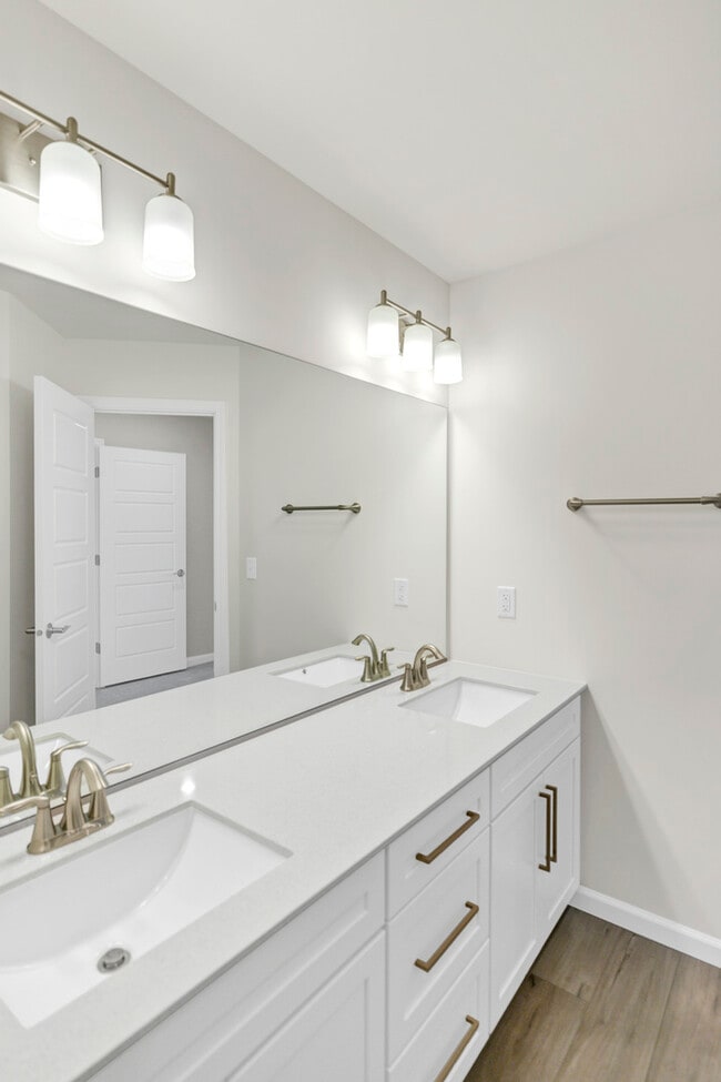 Building Photo - 668 Branson Dr