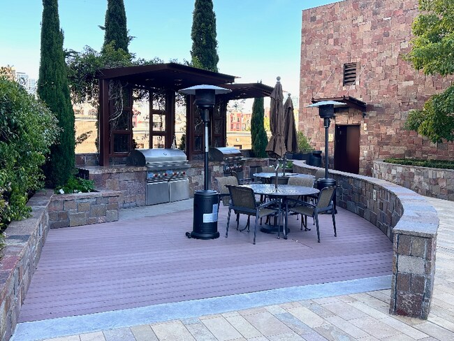 Building Photo - 654 Front St