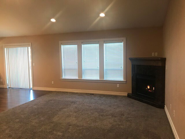 Building Photo - 3Bd/2Ba Single Story House - Available to View!