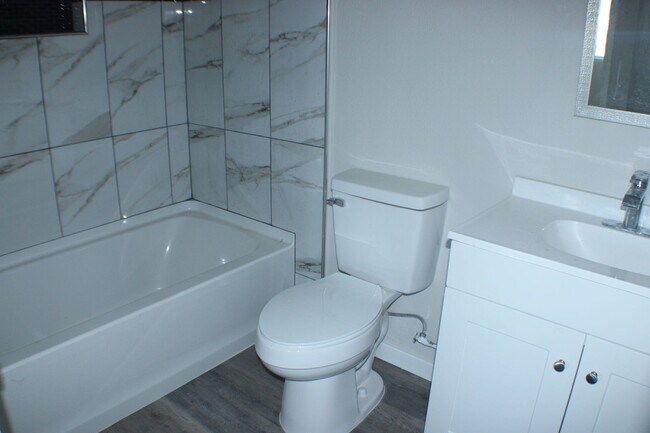 Building Photo - Beautiful Rental with Fireplace, Granite Counters & Relaxing Backyard