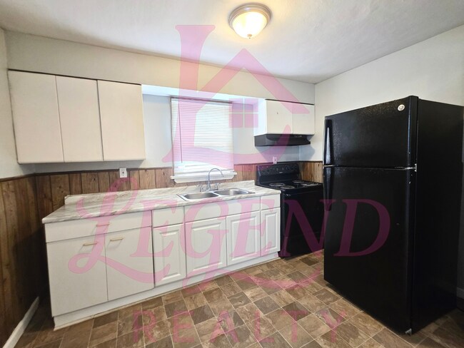 Building Photo - Charming 2-bedroom, 1-bath home with detached garage!