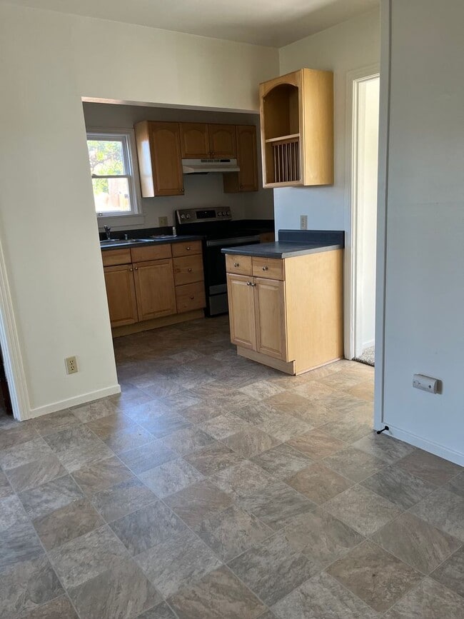 Building Photo - 1 Bedroom Cottage w/ sunroom