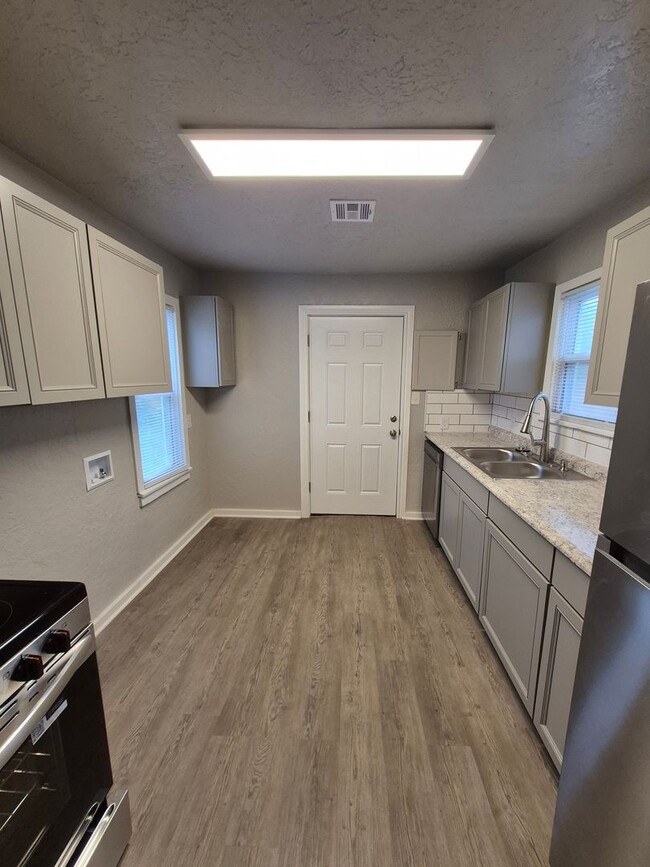 Building Photo - Newly updated Cottage style home in Lawton...
