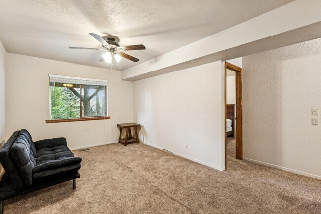 Building Photo - 725 Ivy Ln