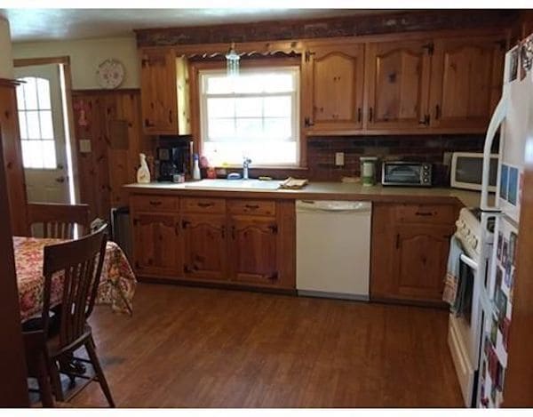 Kitchen - 31 Autran Ave