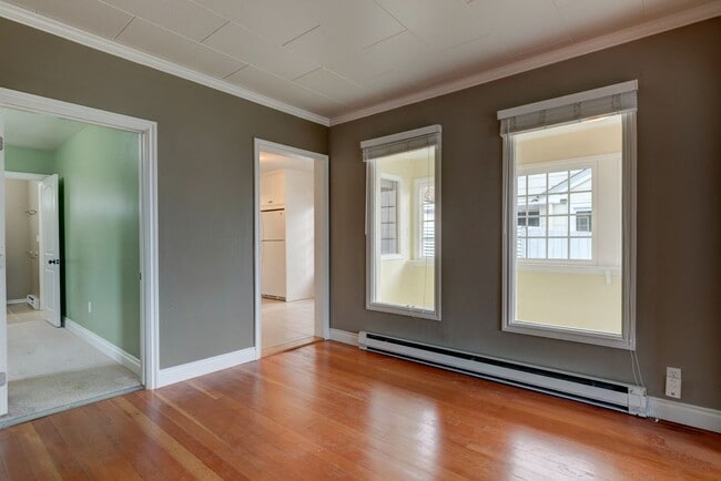 Building Photo - Pet Friendly 2 Bed, 1 Bath Home