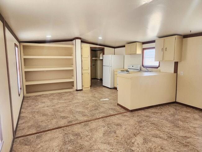 Building Photo - 503 S Roosevelt Rd V