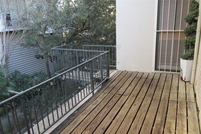 Building Photo - 800 San Antonio St