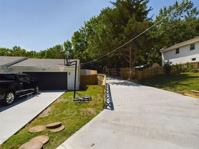 Building Photo - 6724 Sycamore Ave