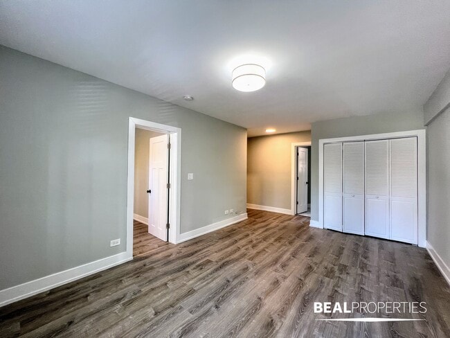 Building Photo - 505 W Belmont Ave