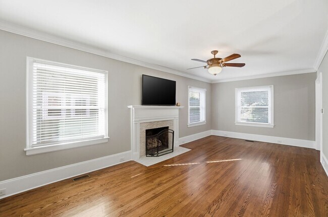 Building Photo - Historic Wesley Heights Home | Walkable to Uptown | 2 Primary Suites