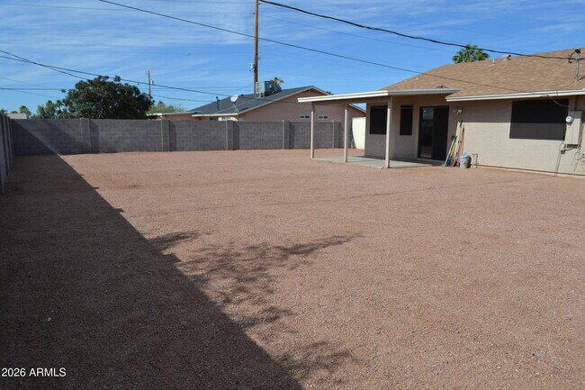 Building Photo - 445 E Osage Ave