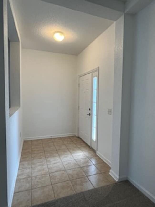 Building Photo - Large Townhome!