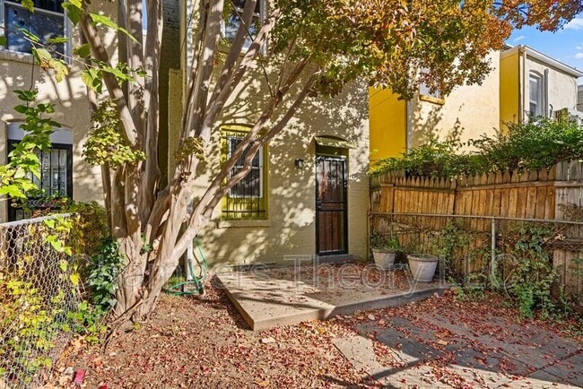 Building Photo - 1309 Emerald St NE