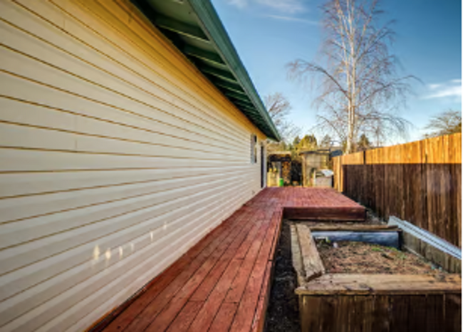 Building Photo - Beautiful Home with huge yard!