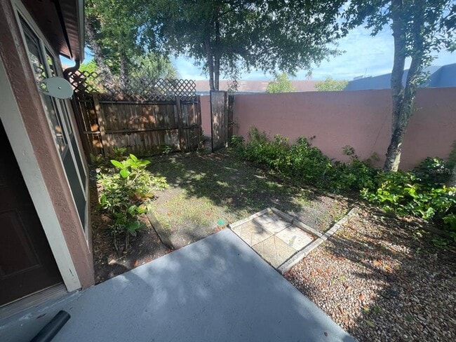 Building Photo - 614 Grenadine Ct