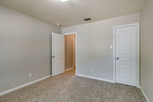 Building Photo - Great location. 4 bedrooms plus an office!