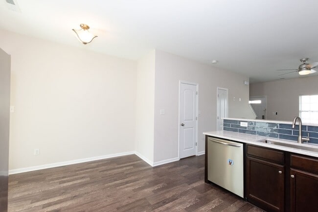 Building Photo - Ready to live close to the beach?