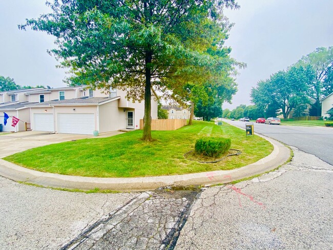 Building Photo - {1423} Olathe Townhome + 3Bed/2.5Bath + Fe...