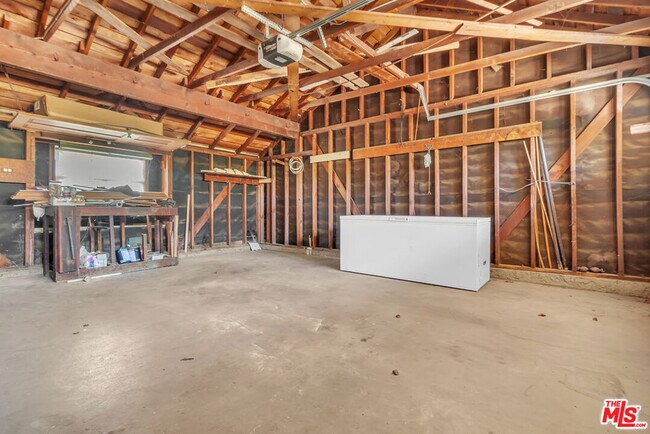 Building Photo - 9322 Lasaine Ave