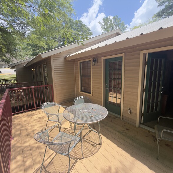 Building Photo - 8680 Piney Shores Dr