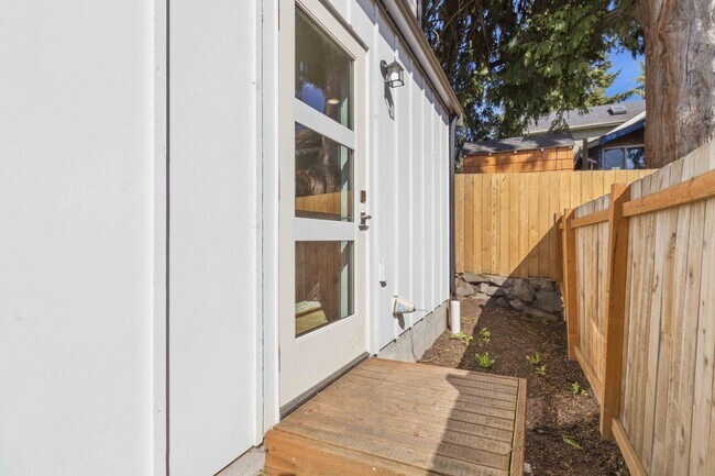 Building Photo - 3Bd/3Ba Seattle Home