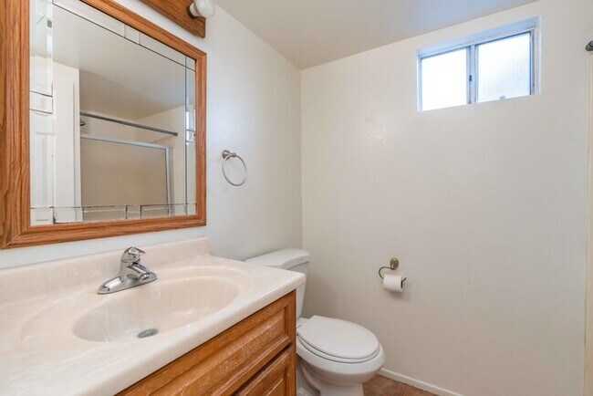 Building Photo - Beatiful house next to golf course.