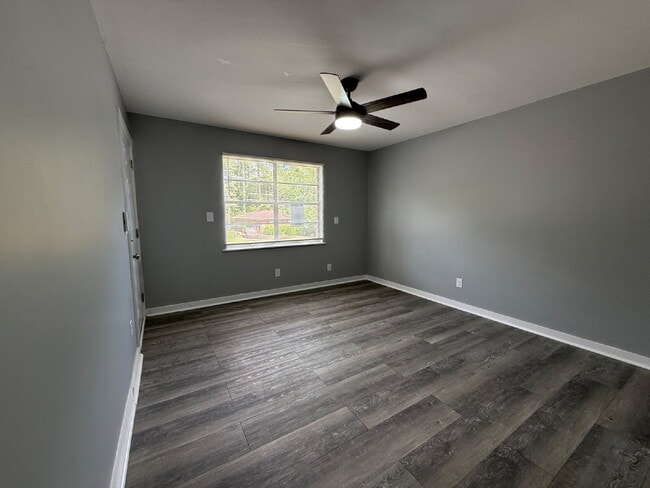 Building Photo - 1/2 off one month!!!  Call for details, Section 8 accepted. 2-Bedroom Apartment in Huntsville - P...