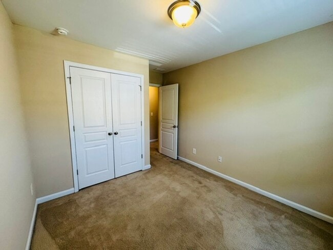 Building Photo - Gorgeous 3 Bedroom Townhome - Ready and Available