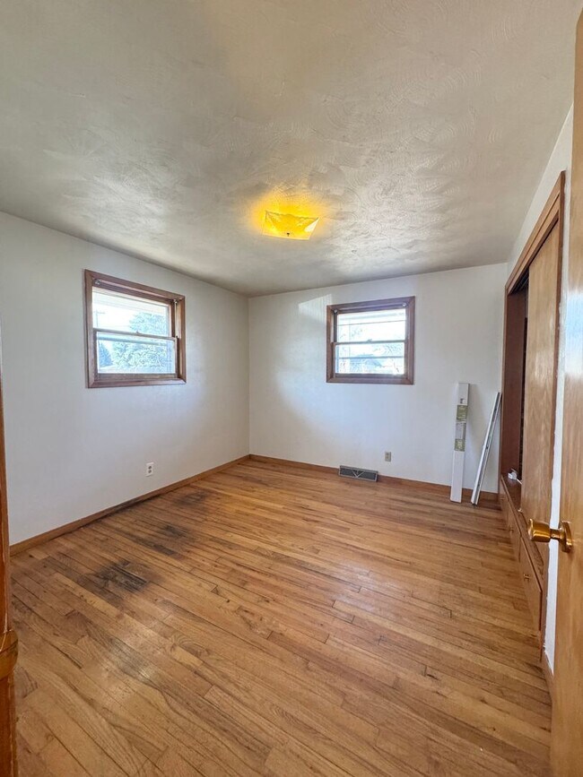 Building Photo - 5 bed 2 bath ranch with finished basement ...