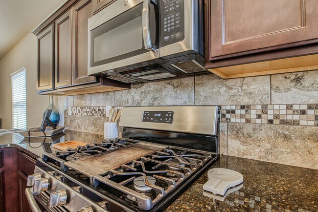 Building Photo - Westside area for Short or Long Term Rental(Completely Furnished) Beautiful 3 bed/2.5 baths