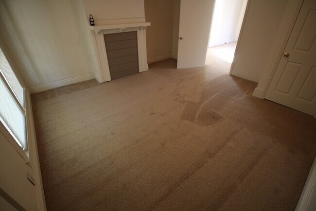 Building Photo - 3 Bedroom unit