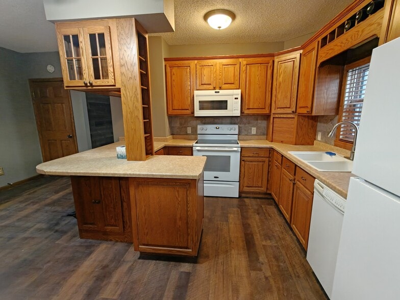 KITCHEN - 1011 E Grand Ave