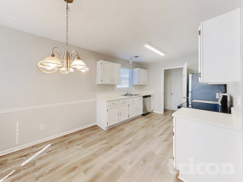 Building Photo - 10635 Pine Forest Ln