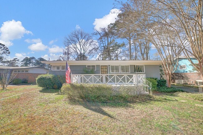 Building Photo - 204 Woodside Dr