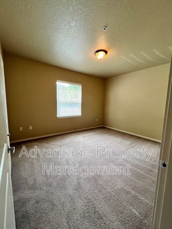 Building Photo - 523 Catron St N