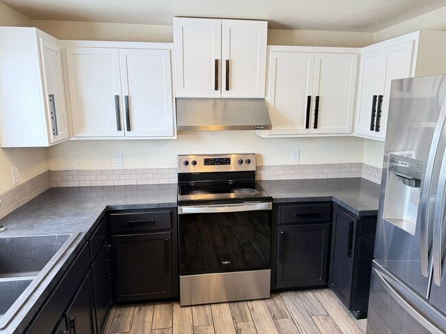 Building Photo - Updated 3-bedroom 1.5 bath duplex in Eugene!