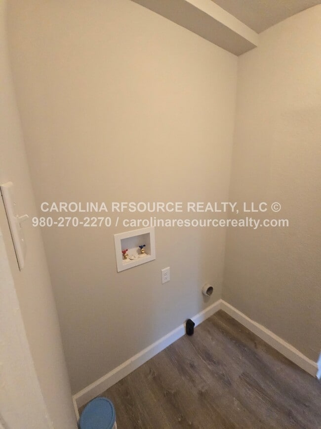 Building Photo - 638 Miller St