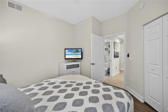 Building Photo - 2001 Tarpon Bay Dr N