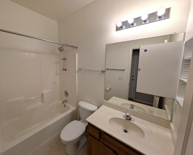 Building Photo - 3 Bedroom Home in the Crismon Crossing Com...
