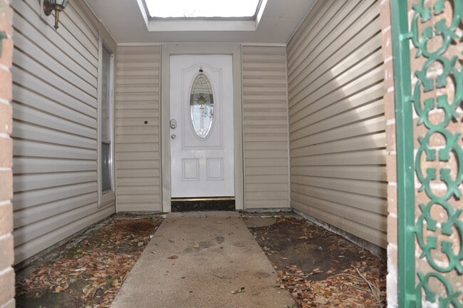 Building Photo - 16454 Hickory Knoll Dr