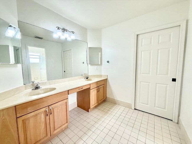 Building Photo - 10921 Haydn Dr